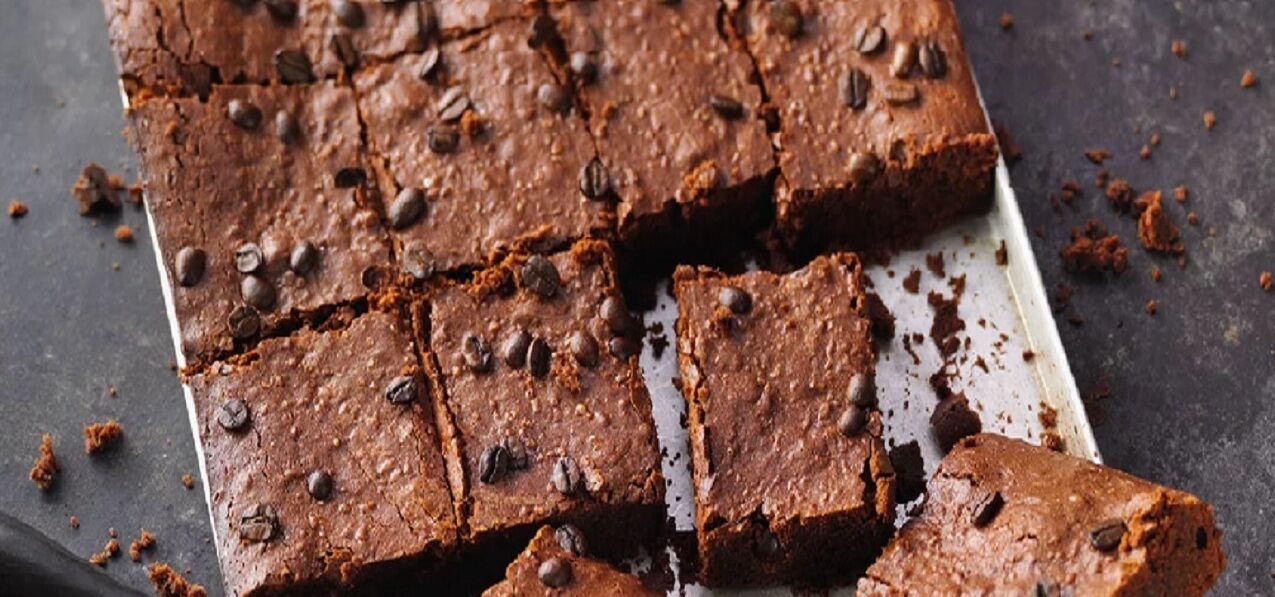 خوش طعم ترین براونی رو با عطر وانیل و رژیمی درست کن + طرز تهیه