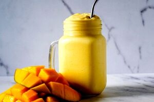 2 مدل اسموتی انبه رژیمی و خنک برای میان وعده های تابستونی + طرز تهیه 
