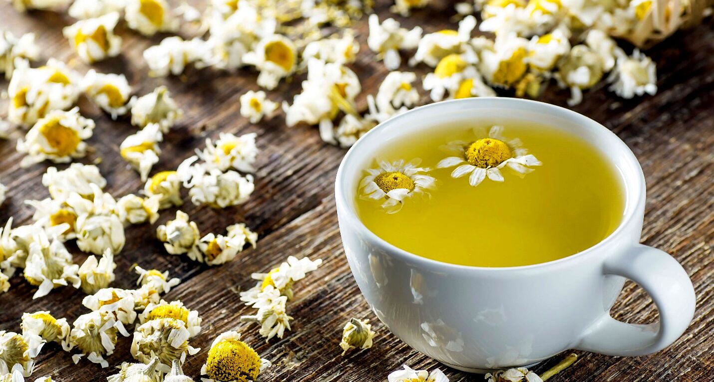 چرا بچه ها باید دمنوش بابونه بخورند؟ | خواص دمنوش بابونه برای کودکان