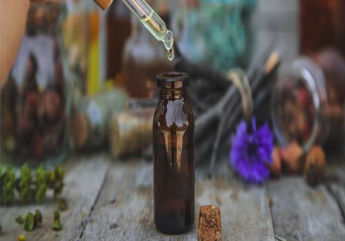 خواص و فواید بسیار مفید روغن بابونه + نحوه استفاده