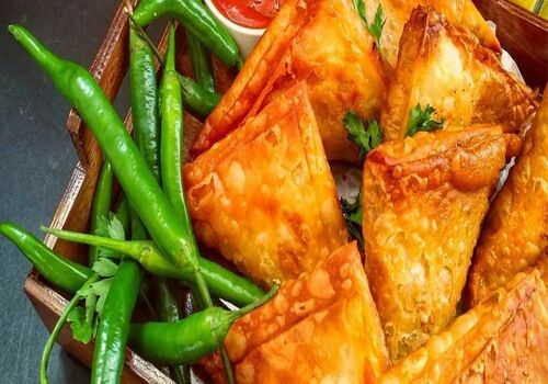 سمبوسه گیاهی با سیب زمینی رو نواب ابراهیمی این مدلی درست می کنه