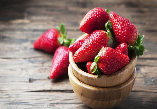 خانم های باردار توت فرنگی بخورن یا نه؟ | فواید و مضرات خوردن توت فرنگی در دوران بارداری