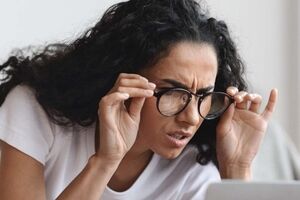 چیکار کنیم تا پیر چشمی نگیریم؟ | راهکارهای درمان گیاهی برای پیر چشمی 