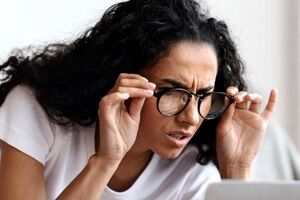 چیکار کنیم تا پیر چشمی نگیریم؟ | راهکارهای درمان گیاهی برای پیر چشمی 