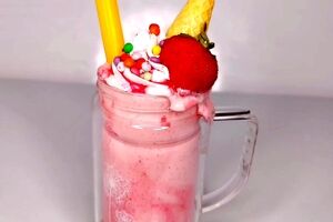 آیس پک توت فرنگی خوش رنگ و خامه ای اما رژیمی + طرز تهیه 