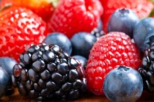 بچه ها از چه سنی می تونن میوه های توت سان بخورن؟ 