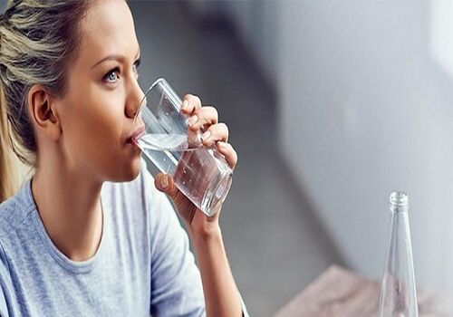قبل خواب یه لیوان آب بخوریم؛ چه اتفاقی واسه بدنمون میفته؟ 