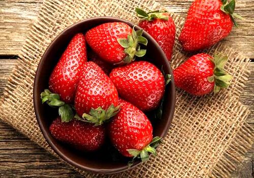 با کاکائو و توت فرنگی خشکی پوستت رو برای همیشه از بین ببر! + طرز تهیه ماسک