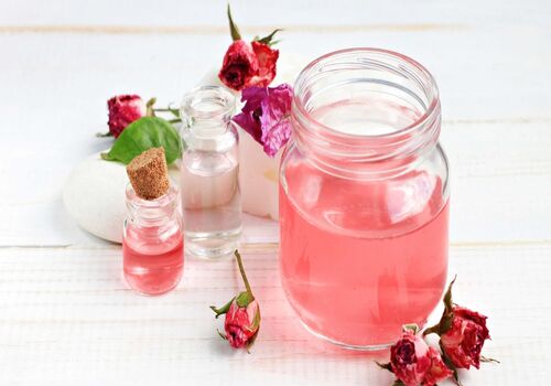 فواید  گلاب برای مو و روش استفاده آن