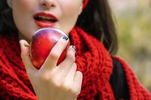 به جای اینکه همش بری دکتر ناشتا سیب بخور! | فواید بینظیر خوردن سیب اول صبح