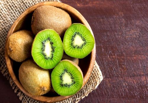 فواید بی نظیر کیوی برای پوست و مو | 14 کاربرد فوق العاده کیوی برای زیبایی + توضیحات