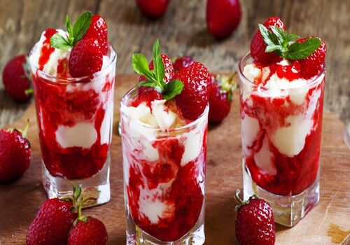 این ماست و توت فرنگی رو بزن که عسله؛ عسل!  طرز تهیه 
