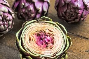 خواص عرق کنگر فرنگی چیه و برای هر مزاجی چطور باید استفاده بشه؟