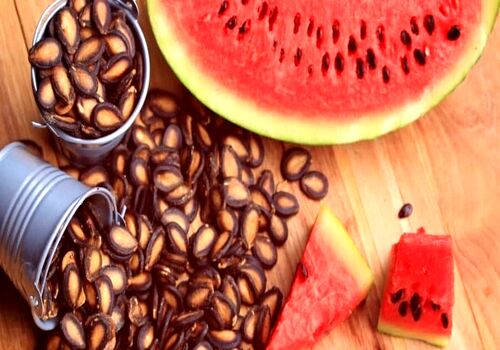 با نخوردن تخم هندوانه، چه آسیبی به بدنمون می زنیم؟ | خواص تخم هندوانه