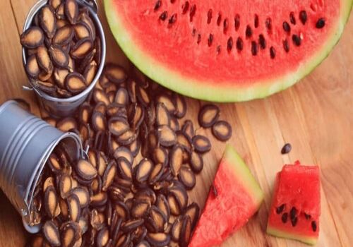 با نخوردن تخم هندوانه، چه آسیبی به بدنمون می زنیم؟ | خواص تخم هندوانه