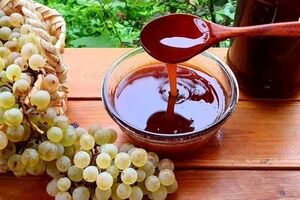 به این 9 دلیل قبل از اینکه بخوابی شیره انگور بخور! + فواید 